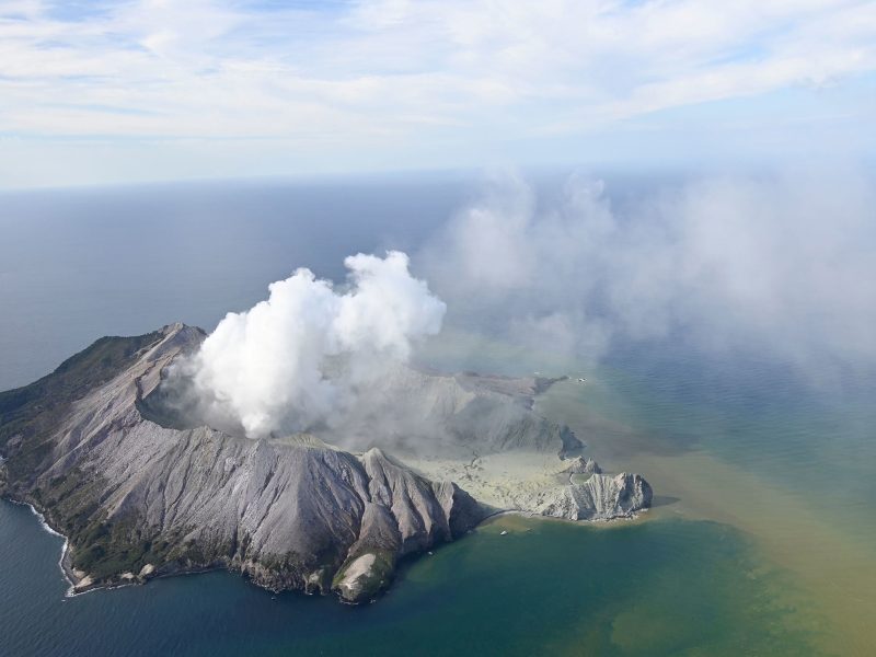 Esta fotografía aérea muestra la isla White tras una erupción volcánica, en Nueva Zelanda, el lunes 9 de diciembre de 2019. (George Novak/New Zealand Herald via AP)